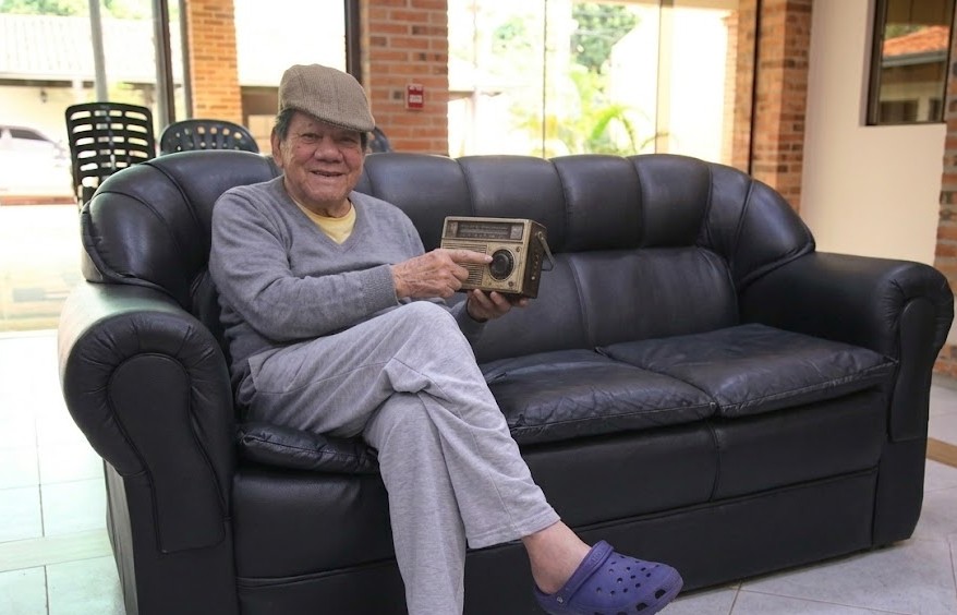 Adulto mayor interactuando con asistente de voz